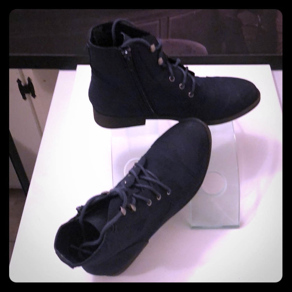 NAVY BLUE MADDEN GIRL SIZE 8 BOOTS FOR WOMEN.